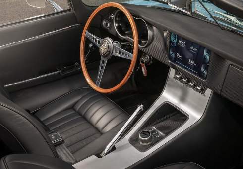 Компания Jaguar Land Rover представила автономный концепт-кар Future-Type и электрическую версию легендарного E-Type
