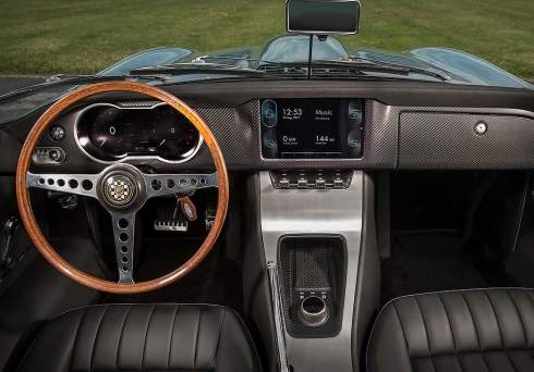 Компания Jaguar Land Rover представила автономный концепт-кар Future-Type и электрическую версию легендарного E-Type