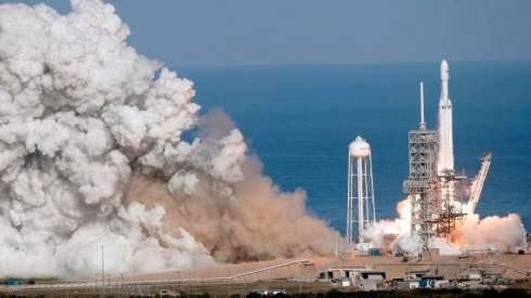 SpaceX успешно запустила в космос сверхтяжёлую ракету Falcon Heavy