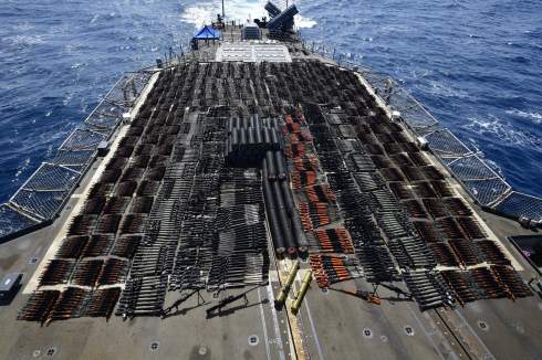 Американский крейсер задержал судно с крупной партией российского и китайского оружия