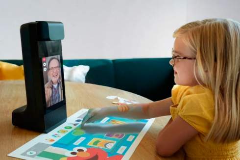 Amazon представила Glow — детское устройство для видеочатов со встроенным проектором и играми