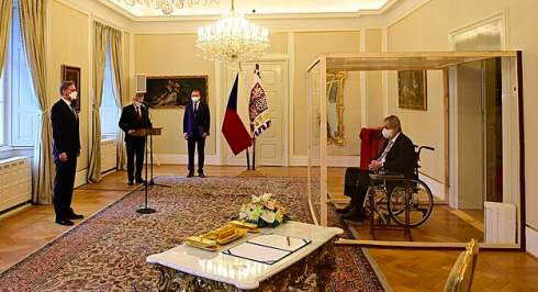 Земан назначил Фиалу премьер-министром Чехии