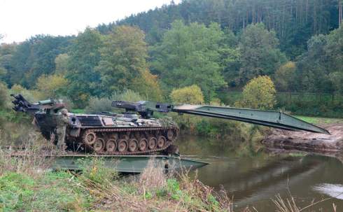 Німеччина передала Україні мостоукладальні танки, надводні дрони й запчастини до Мі-24