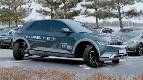 Hyundai показав прототип Ioniq 5 із «крабовою ходьбою»