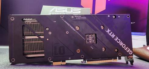 ASUS показала відеокарту GeForce RTX 4070, яка обходиться без роз'ємів додаткового живлення