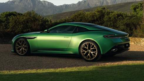 Aston Martin DB12 представлений з 671-сильним AMG V8