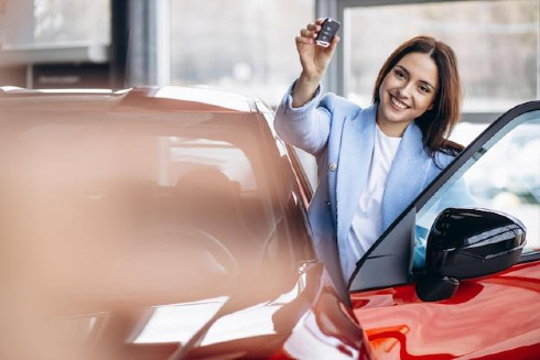 Free photo young woman holding car keys