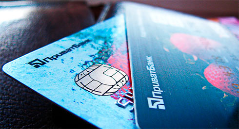 Приватбанк автоматично продовжив термін дії карток ще на 2 роки