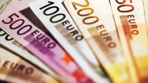 Євро посилив падіння до долара на заявах голови Бундесбанку, фунт також дешевшає