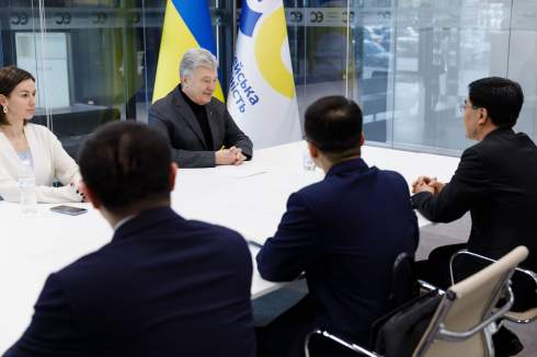 Порошенко обговорив з послом Китаю питання російської агресії і стратегії відновлення справедливого миру