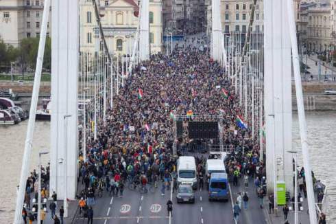 Орбан хоче заборонити протестувальникам блокувати мости